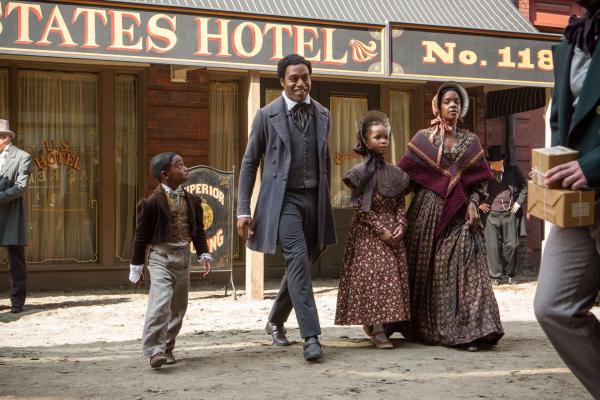 Bild 1 von 18: Der freie Afroamerikaner Solomon (Chiwetel Ejiofor, 2.v.r.) führt mit seiner Familie ein glückliches Leben im Norden Amerikas, bis er von Männern verschleppt und in die Sklaverei verkauft wird ...