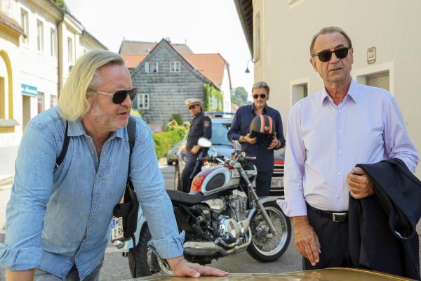 Bild 1 von 20: Im Bild (v.li.): Gregor Seberg (Helmuth Nowak), Stefan Jürgens (Carl Ribarski), Dietrich Siegl (Oberst Otto Dirnberger).