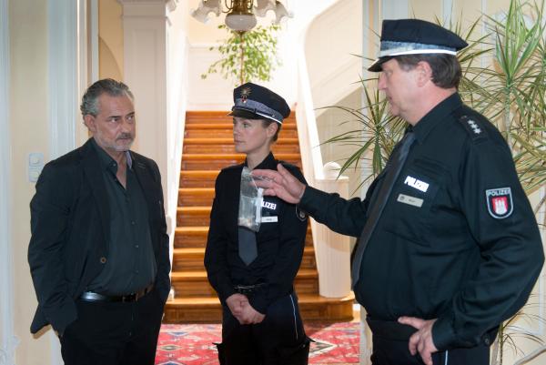Bild 1 von 9: Franzi (Rhea Harder, M.) und Hans (Bruno F. Apitz, r.) suchen den Vater, Lars Paulsen (Rolf Kanies, l.), des verprügelten Jungen auf und konfrontieren ihn mit den Drogen. Paulsen wirft den Polizisten vor, nur von der Anzeige gegen ihren Kollegen Mattes ablenken zu wollen.