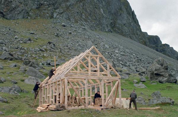 Bild 1 von 5: Die Dorfbewohner bauen die neue Kirche, die von Priester Lucas geleitet wird.