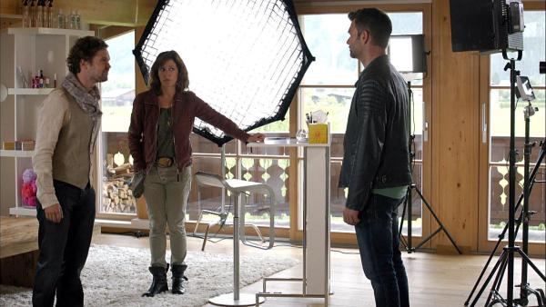 Bild 1 von 15: Im Bild (v.li.): Sebastian Wimmer (Bertram Regensburg), Julia Cencig (Nina Pokorny), Jakob Seeböck (Lukas Roither).
