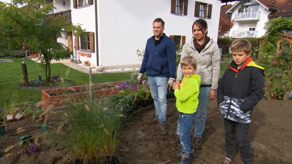 Bild 1 von 8: Der Garten von Familie Schwinghammer geht bislang nahtlos in den Garten der Großeltern über. Damit soll Schluss sein: Denise und Andreas wünschen sich einen gemütliche Rückzugsort, eingerahmt von bunten Stauden. Alexandra Lehne und Frank Dietl entwerfen dafür passende Konzepte.