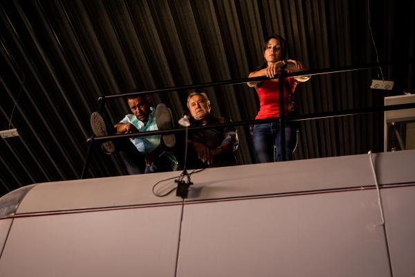 Bild 1 von 6: Franz Ainfachnur (Christofer v. Beau, l.), Arthur Bauer (Gerd Silberbauer, M.) und Katharina Hahn (Bianca Hein, r.) überlegen gemeinsam in der Open Area.