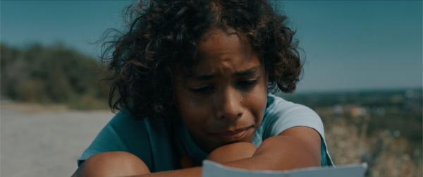 Bild 1 von 4: Felix (Junes Callaert) weint und vermisst seine Mutter.