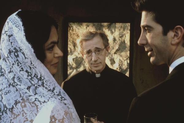 Bild 1 von 8: Durch eine in der Fuck-Finger-Position erstarrte Hand gerät das Leben von Leo (David Schwimmer, r.), Tex (Woody Allen, M.) und Desi (Maria Grazia Cucinotta, l.) aus den Fugen ...