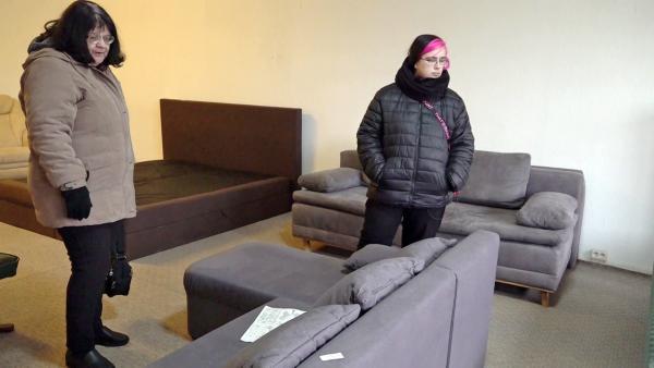 Bild 1 von 2: Brigitte, 70 Jahre alt, sucht mit ihrer Tochter Jana im An- und Verkauf nach einer neuen Couch, die ihren Ansprüchen genügt.