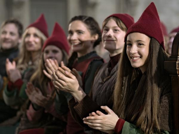 Bild 1 von 12: Von rechts: Tinka (Josephine Chavarria Hßjbjerg) zusammen mit Lasse (Albert Rosin Harson), Nille (Neel Rßnholt), Vilma (Esther Marie Boisen Berg), Tuva (Anette Stßvelbæk) und Bjergi (Paw Henriksen).