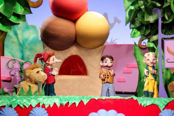 Bild 1 von 21: Im Bild: Löwe Leopold, Kasperl, Bürgermeister, Tierpflegerin Trixie.