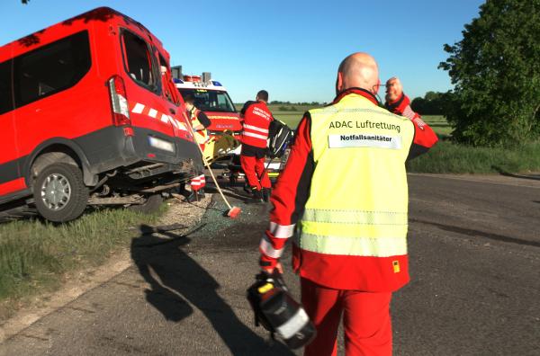 Bild 1 von 1: Unfall mit LKW und Transporter. Notfallsanitäter Tom Schneider (vorn) und Notarzt Dr. Bjo¨rn Hossfeld eilen zum Einsatz.