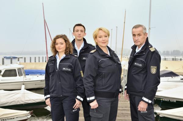 Bild 1 von 2: In den Hauptrollen: Nele Fehrenbach (Floriane Daniel, 2.v.r.) als Leiterin der Wasserschutzpolizei am Bodensee mit ihren Kollegen Paul Schott (Tim Wilde, r.) sowie Julia Demmler (Wendy Güntensperger, l.) und Pirmin Spitznagel (Simon Werdelis, 2.v.l.).