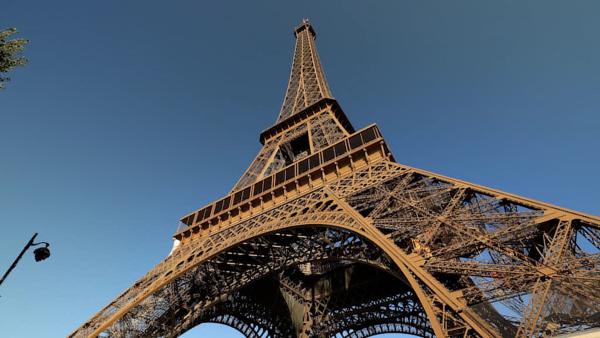 Bild 1 von 4: Der Eiffelturm - Ein Pariser Aushängeschild, das eigentlich 20 Jahre nach seinem Bau wieder abgerissen werden sollte.