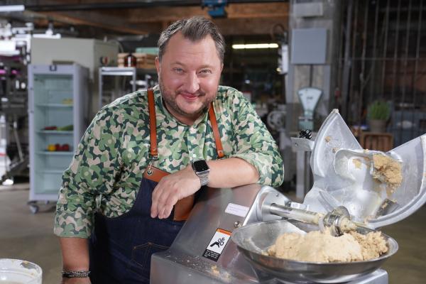 Bild 1 von 8: Sebastian Lege deckt die Tricks von Unilever auf. Langnese, Pfanni oder Knorr - alles Marken des Großkonzerns. Was steckt wirklich in den Produkten? Produktentwickler Lege baut die berühmten Lebensmittel nach.