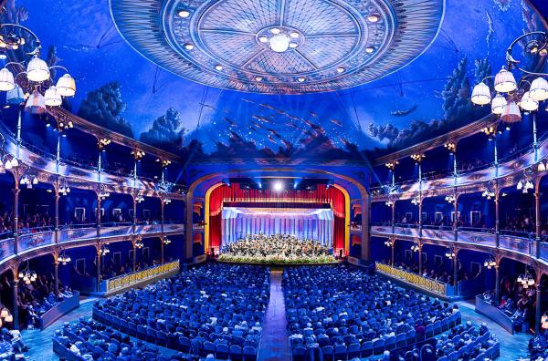 Bild 1 von 2: Seit mehr als vier Jahrzehnten begrüßen die Wiener Symphoniker den Frühling mit einem Bouquet an schwungvollen Melodien.