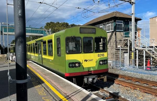 Bild 1 von 2: Nahverkehr in Bray. Neben dem IC verkehrt auch der elektrifizierte DART. Alle 10 Minuten geht es von hier nach Dublin.
