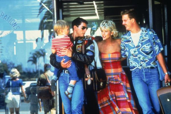 Bild 1 von 10: Noch ahnen sie nichts von ihrem Schicksal - Carole (Meg Ryan, 2. v. r.) holt ihren Mann Goose (Anthony Edwards, r.) und seinen besten Freund Maverick (Tom Cruise, 2. v. l.) von der Airbase ab ...