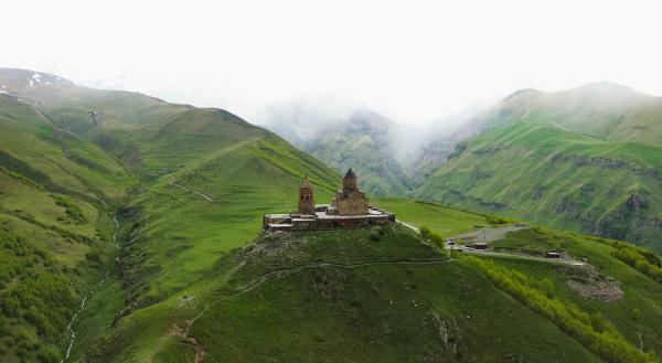 Bild 1 von 4: Die Gergetier Dreifaltigkeitskirche - ein georgisch-orthodoxer Kirchenkomplex in der Region Mzcheta-Mtianeti.