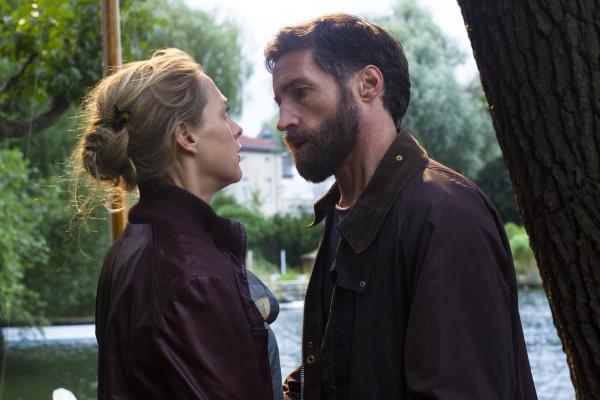 Bild 1 von 3: Annette Schuster (Sophie von Kessel) verbindet mit Michael Rosch (Benjamin Sadler) Jugendliebe und Schuld.