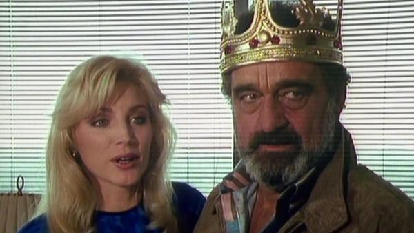 Bild 1 von 1: Der glückliche Mark: Nina (Shannon Tweed) hat es auf Marks (Victor French) Geld abgesehen