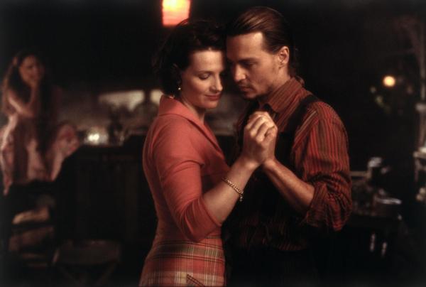 Bild 1 von 8: Vianne Rocher (Juliette Binoche, l.); Roux (Johnny Depp, r.)