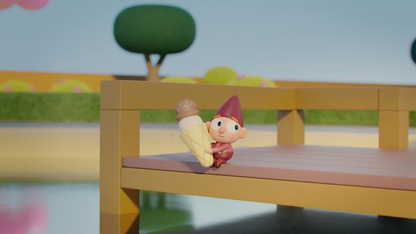 Bild 1 von 2: Auf einem Holzsteg verbringt Bob die Zeit mit seiner unsichtbaren Freundin Molly beim Eis essen.