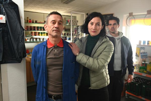 Bild 1 von 4: Die Kommissare Pauline Hobrecht (Agnes Decker, M.) und Samir Amari (Skandar Amini, r.) finden einen Schlagstock bei Thomas Schmidt (Thomas Gerber, l.) und nehmen ihn fest. Könnte er aus Habgier seine Mutter getötet haben?