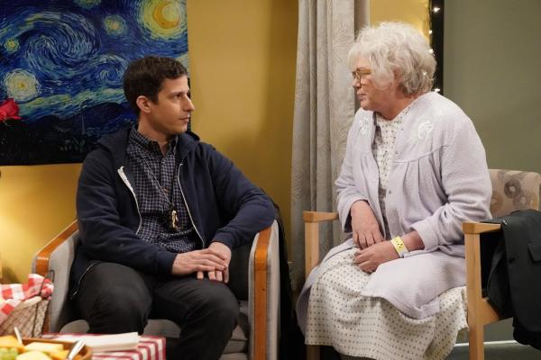 Bild 1 von 15: Jake Peralta (Andy Samberg, l.); Pam (Julia Sweeney, r.)