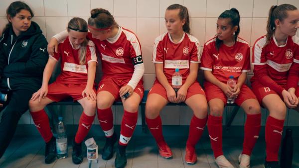 Bild 1 von 2: Chayenne tröstet Pauline. Die Mannschaft steht zusammen, auch wenn es mal nicht gut läuft.