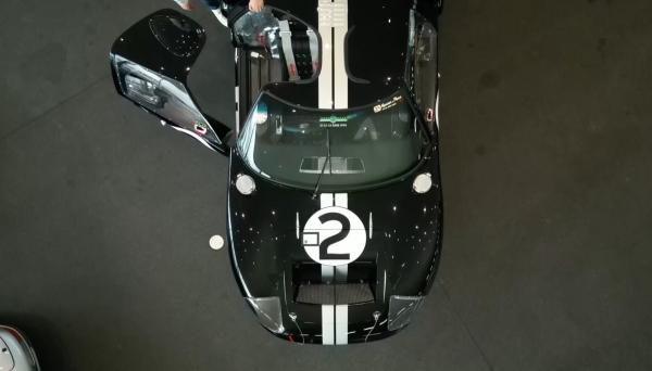 Bild 1 von 3: Der legendäre Ford GT40 erinnert an die goldene Ära des Langstreckenrennens.