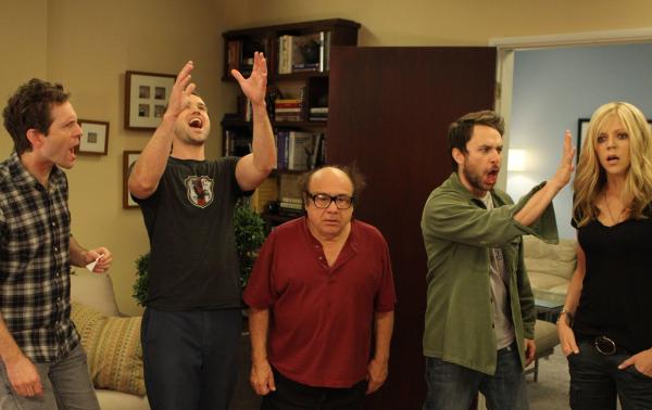 Bild 1 von 10: (v.l.n.r.) Dennis Reynolds (Glenn Howerton); Mac (Rob McElhenney); Frank Reynolds (Danny DeVito); Charlie Kelly (Charlie Day); Dee Reynolds (Kaitlin Olson)