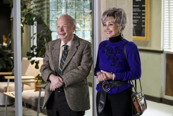 Bild 1 von 13: Dr. Sturgis (Wallace Shawn, l.); Meemaw (Annie Potts, r.)