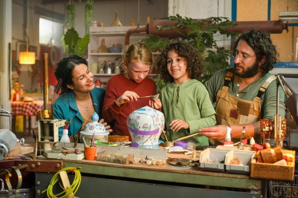 Bild 1 von 10: Im Bild (v.li.): Jouman Fattal (Zonia), Evy Hanse (Anna), Adam el Bachiri (Saïd), George Tobal (Sameer).