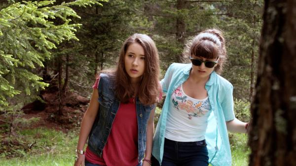 Bild 1 von 6: Mia (Margot Nuccetelli, l.) und Sara (Lucia Luna, r.) hören verdächtige Geräusche im Wald und entdecken Fabio, der sich vor ihnen versteckt hat.