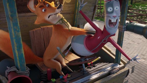 Bild 1 von 1: Franky schubst Maggie vom Steuer des Hühnerstallgefährts.© KiKA/KiKA/2022 Sixteen South/Mikros Animation IP/Tencent - Honorarfreie Verwendung gemäß AGB im engen inhaltlichen redaktionellen Zusammenhang mit genannter Sendung bei Nennung \