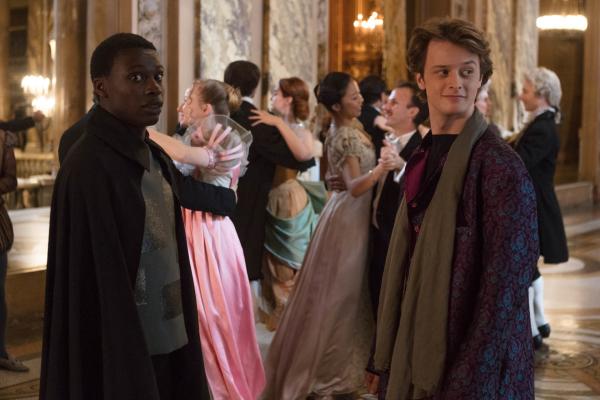 Bild 1 von 10: Isaac (Terique Jarrett, li.) und Jeff (Castle Rock Peters, re.) haben sich heimlich Zutritt zum Ball der Zeitreisenden verschafft und schauen sich neugierig um. Sie wollen herausfinden, warum Lena, Frank und Henri zu diesem Ball eingeladen wurden.