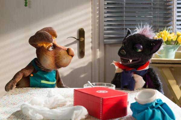 Bild 1 von 3: Hase Otto (Benno Lehmann) wundert sich: Die vermeintliche Vampi (Magda Lena Schlott) spricht plötzlich Französisch!© ZDF/Zia Ziarno - Honorarfreie Verwendung gemäß AGB im redaktionellen Zusammenhang mit genannter Sendung bei Nennung \