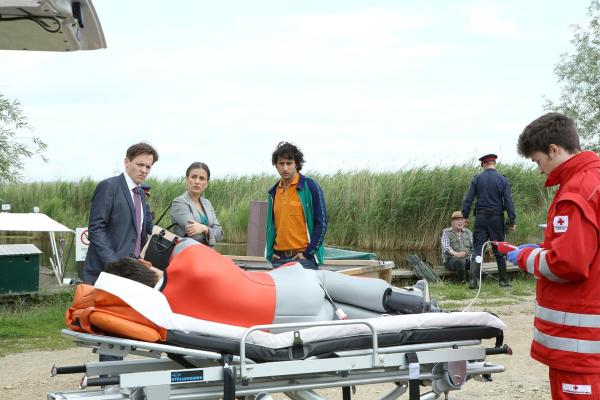 Bild 1 von 26: Im Bild (v.li.): Johannes Zirner (Felix Kukla), Mercedes Echerer (Lore Drexler), Serkan Kaya (Ronnie Galafinides).