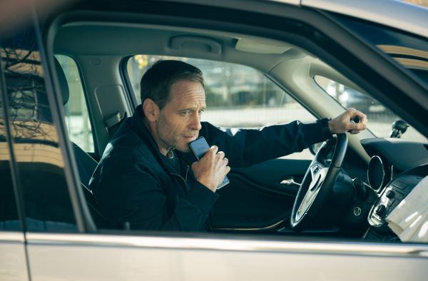 Bild 1 von 13: Dr. Kai Hoffmann (Julian Weigend) unternimmt, nach dem tragischen Tod seiner Frau, erste zaghafte Schritte in den Alltag. Doch als er vor der Sachsenklinik steht, bleibt er wie von innen gelähmt im Auto sitzen.