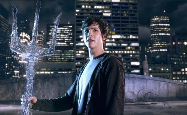 Bild 1 von 3: PJ-388    Percy Jackson (Logan Lerman) stands triumphant with the trident belonging to his father, the Greek god Poseidon. Photo credit: Courtesy Twentieth Century Fox