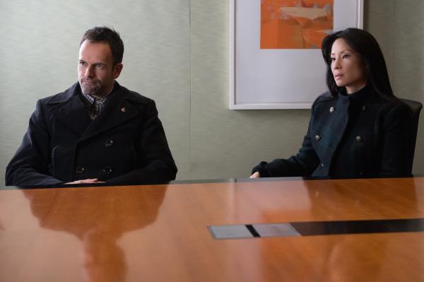 Bild 1 von 22: Ermitteln in einem neuen Fall: Sherlock Holmes (Jonny Lee Miller, l.) und Dr. Joan Watson (Lucy Liu, r.) ...