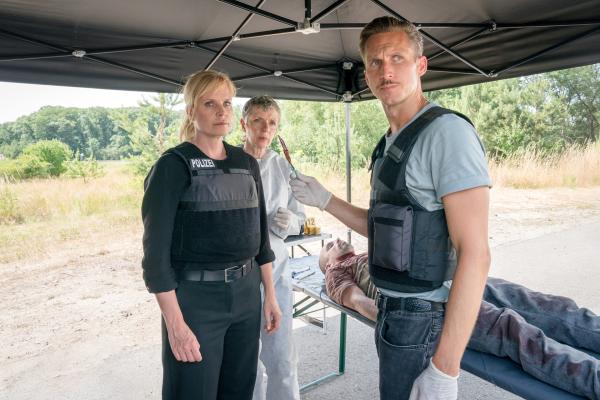 Bild 1 von 5: Milan Tannenberg (Thomas Zerck, 2.v.r.) war seinem Zellengenossen bei der Flucht wohl keine Hilfe mehr. Was hat dieser als nächstes vor? Von links: Ina Zimmermann (Melanie Marschke), Prof. Dr. Sabine Rossi (Anna Stieblich), Milan Tannenberg (Thomas Zerck) und Moritz Brenner (Johannes Hendrik Langer)