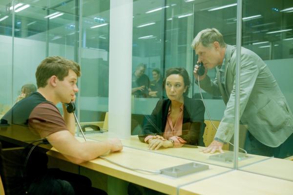 Bild 1 von 4: (v.li.): Simon Morzé (Jan Schnell), Ursula Strauss (Angelika Schnell), Andreas Lust (Stefan Schnell).