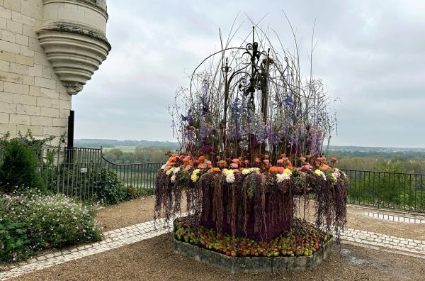 Bild 1 von 1: Einmal im Jahr lädt Frédéric Dupré die besten Floristinnen und Floristen in das Schloss Chaumont-sur-Loire ein, um mit ihnen das Gebäude in ein Blütenmeer zu verwandeln.