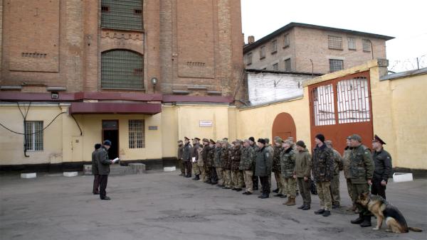 Bild 1 von 2: Der Arbeitstag startet für die vierzig Wärter mit dem täglichen Briefing. Hier hört jeder genau zu, denn diese Informationen können unter Umständen lebensrettend sein.