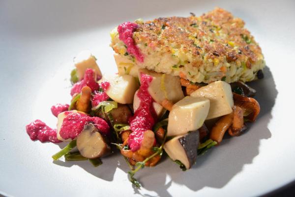 Bild 1 von 5: Im Bild: Aus der Küche des Gelben Krokodils in Linz: Hermann Grabners Haferflocken-Gemüseschnitte mit Rote Rüben-Pesto und sautierten Pilzen mit Lauch und Maroni
