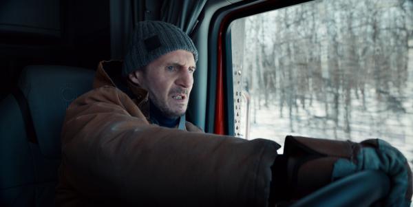 Bild 1 von 10: Der Transport der Rettungsausrüstung zur verunglückten Diamantenmine stellt für den Trucker Mike McCann (Liam Neeson) und sein Team nicht nur einen Wettlauf gegen die Zeit dar, sondern wird auch zum Überlebenskampf.