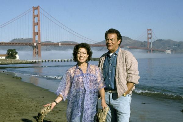 Bild 1 von 1: Maria Rotenburg (Hannelore Elsner) hat ihren Reisebekannten Prof. Brinkmann (Klausjürgen Wussow) in San Francisco in der Klinik besucht und ihn zu einem Ausflug überredet. Prof. Brinkmann lässt es sich gerne gefallen, aus der Einsamkeit seines Krankenzimmers entführt zu werden.