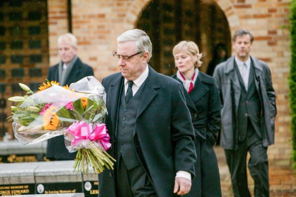 Bild 1 von 7: Im Bild (v.li.): John Sessions (Professor Rufus Strickfaden), Clare Holman (Dr. Laura Hobson), Rupert Graves (Alec Pickman).