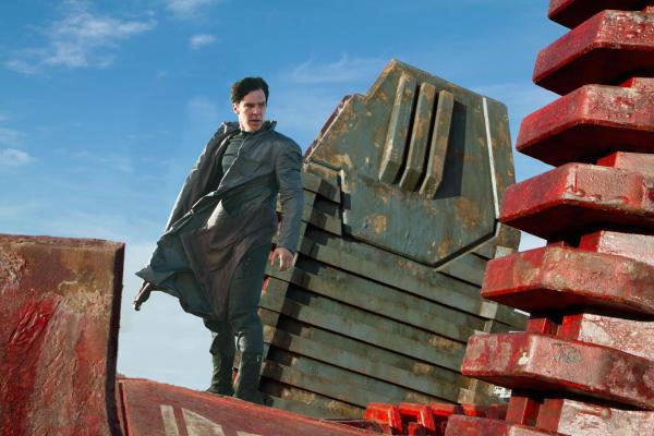 Bild 1 von 9: Ein fürchterlicher Terroranschlag erschüttert London. Dahinter steckt John Harrison (Benedict Cumberbatch), ein ehemaliges Mitglied der Sternenflotte, der für die Menschheit ein grauenvolles Los ins Auge gefasst hat ...