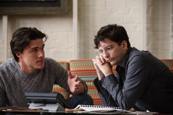 Bild 1 von 13: Die jungen Fondsmanager Jamie Shipley (Finn Wittrock, l.) und Charlie Geller (John Magaro, r.) stoßen bei ihrer Suche nach einer Partnerbank auf die Unterlagen des Investmentbankers Jared Vennett und lassen sich dazu hinreißen, gegen den Immobilienmarkt zu wetten ...