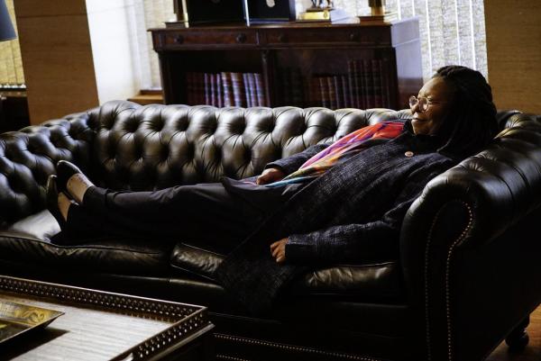 Bild 1 von 7: Die neue Sprecherin des NY City Councils (Whoopi Goldberg) macht es sich auf Franks Couch bequem. Doch lange hält die gute Stimmung bei den beiden Hitzköpfen nicht an ...